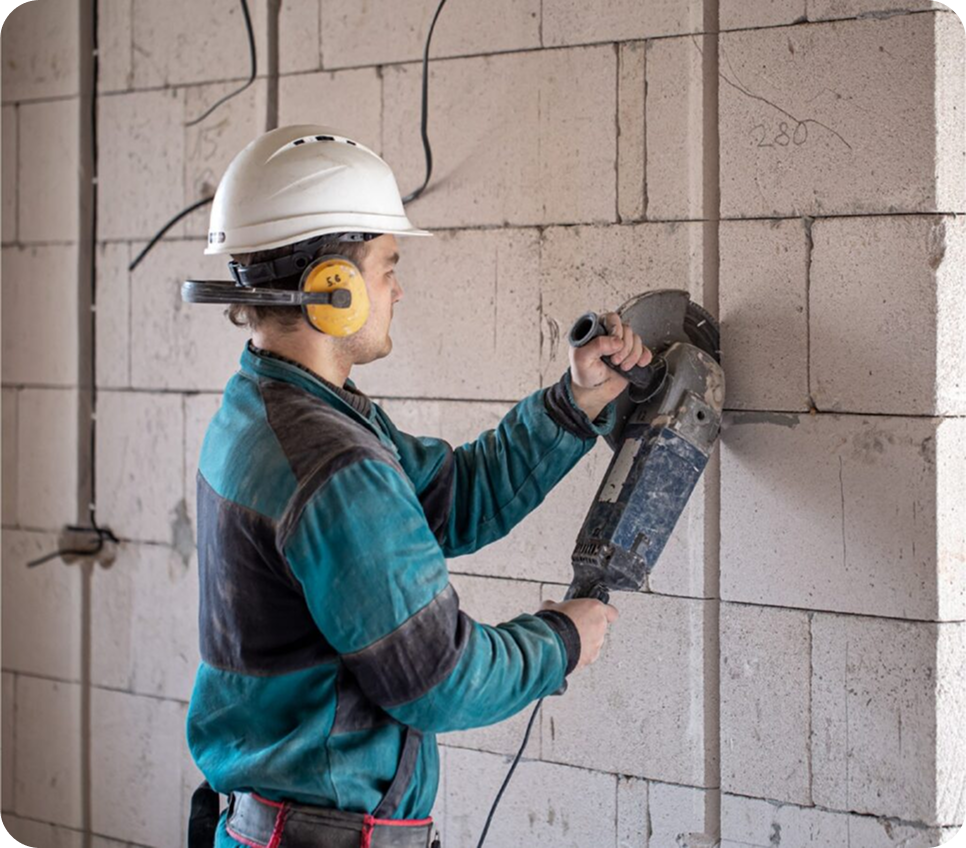 Técnico de LC Ingenierías trabajando en obra